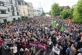 Dresden: Teilnehmer einer Kundgebung anlässlich eines Angriffs auf einen SPD-Politiker stehen auf dem Pohlandplatz.