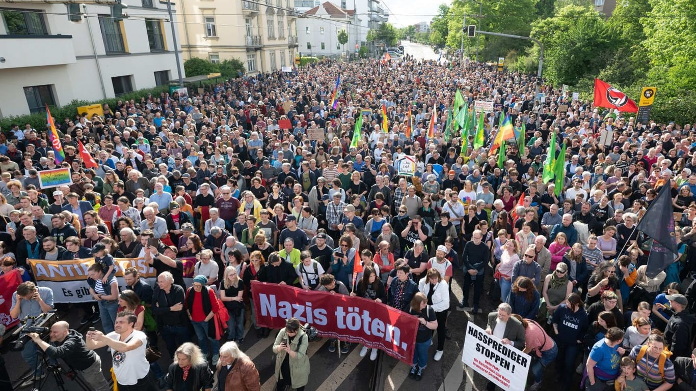 Dresden: Teilnehmer einer Kundgebung anlässlich eines Angriffs auf einen SPD-Politiker stehen auf dem Pohlandplatz.