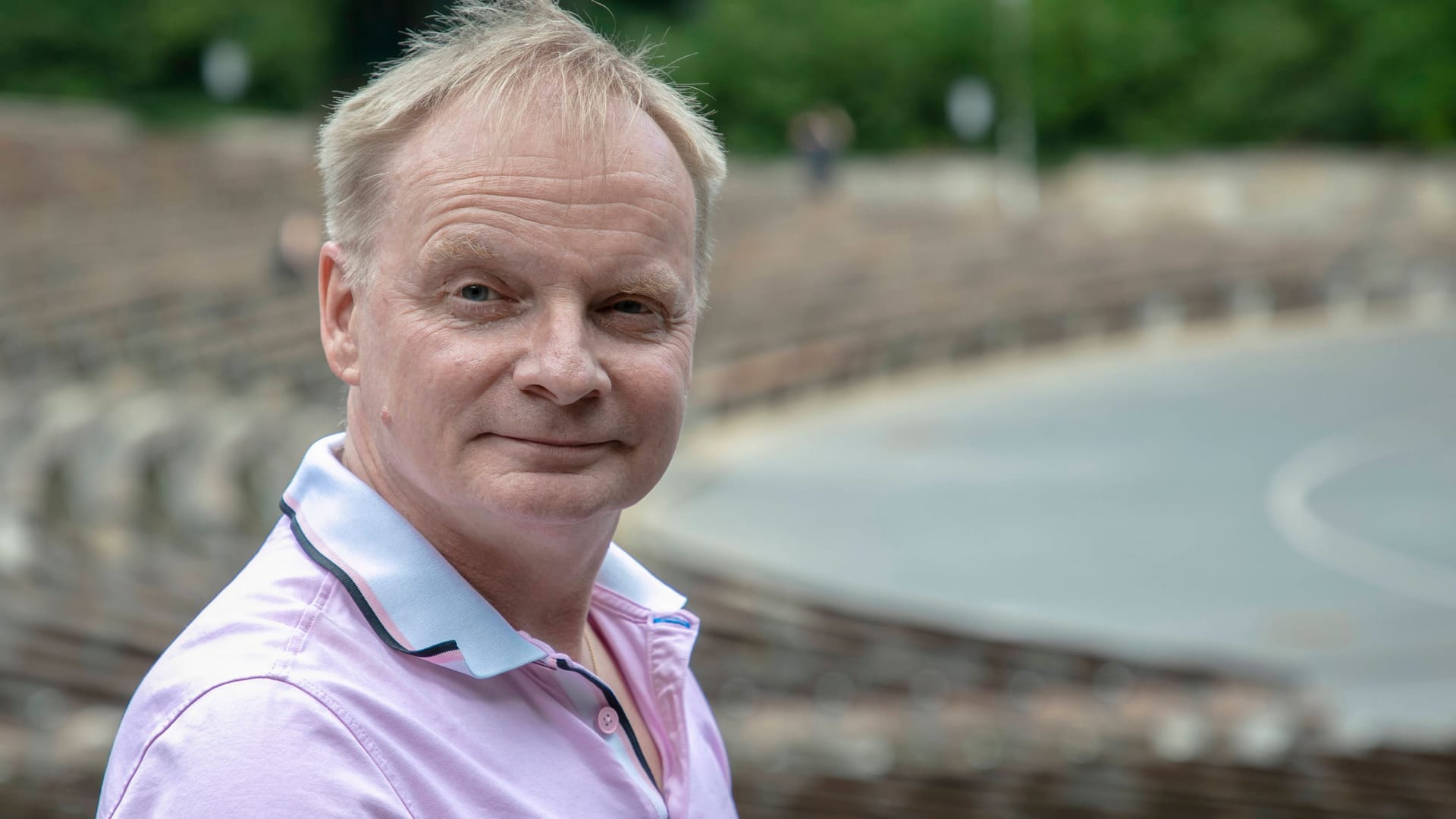 Uwe Heinz Steimle sitzt in der Freilichtbühne Junge Garde Dresden.