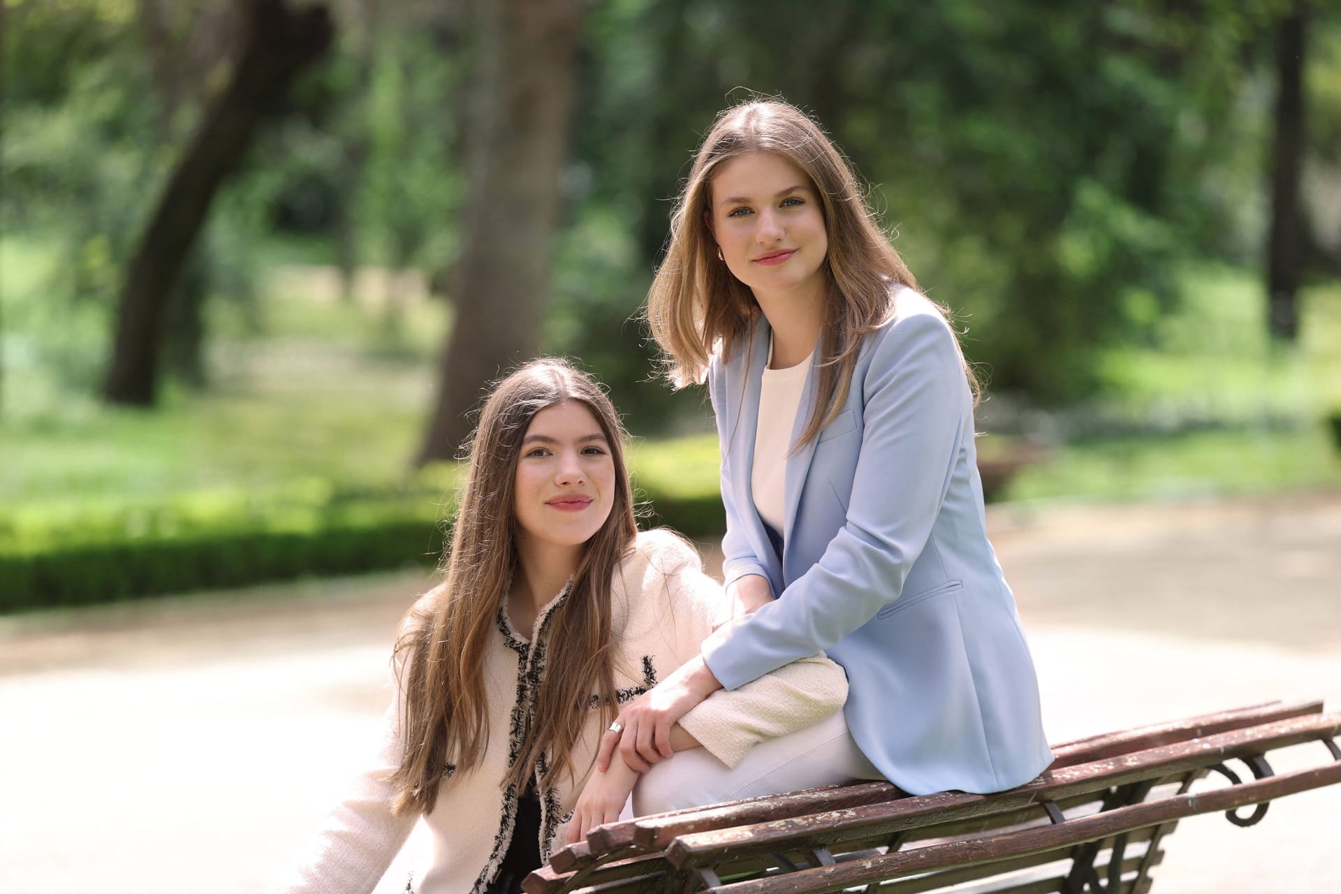 Prinzessin Leonor mit ihrer Schwester Sofía.