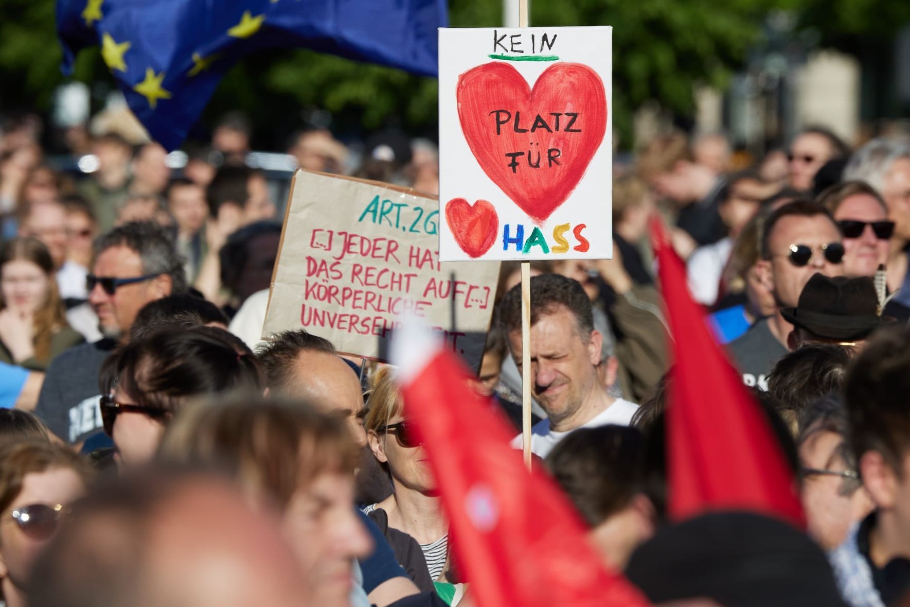 Nach dem Angriff auf den SPD-Europaabgeordneten Ecke fand vor dem Brandenburger Tor eine Solidaritätskundgebung statt.