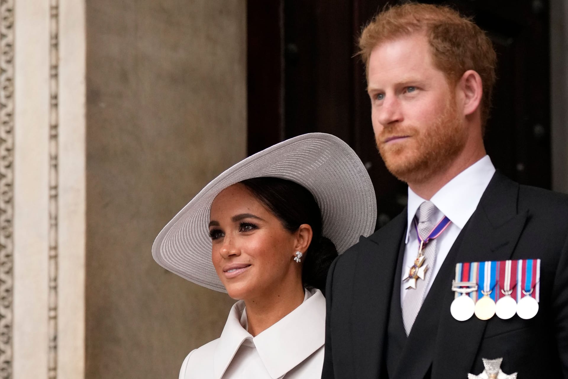 Herzogin Meghan und Prinz Harry posieren bei einem Event.