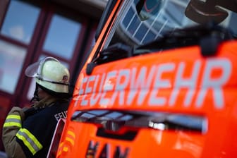 Feuerwehr pumpt Keller in Wuppertal nach Starkregen aus