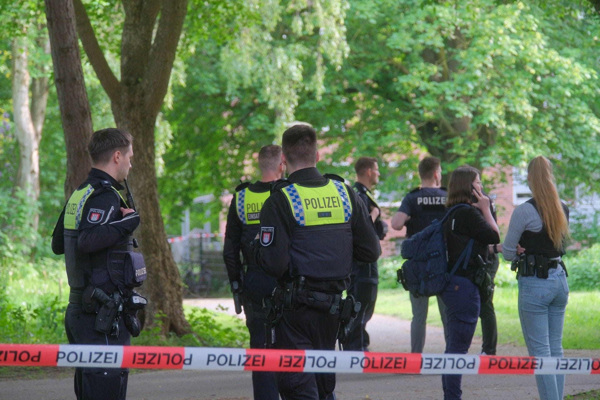 Hamburg: Die Polizei ermittelt nach Schüssen im Blohms Park am Vatertag. Hamburg: Die Polizei ermittelt nach Schüssen im Blohms Park am Vatertag.