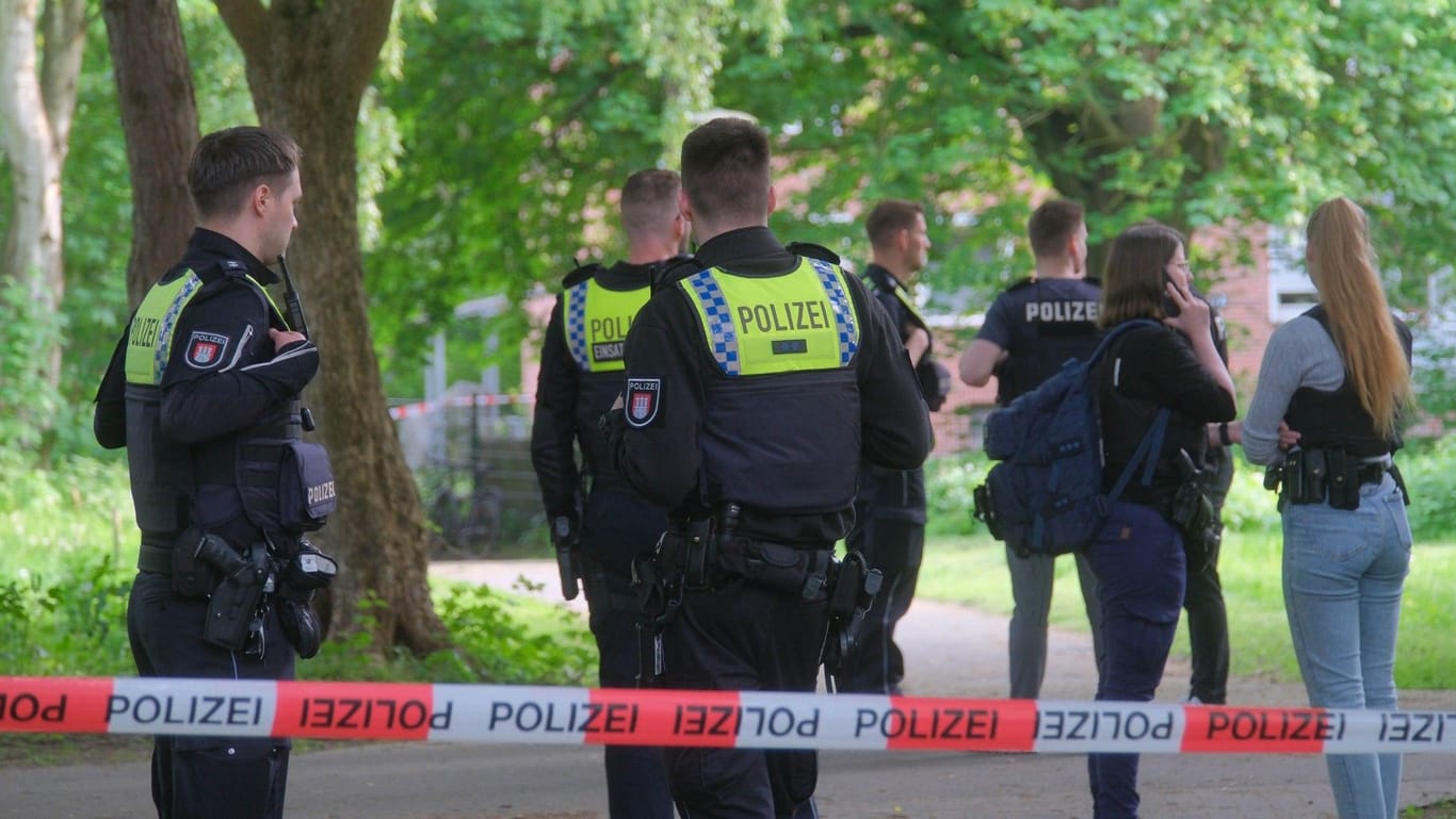Hamburg: Die Polizei ermittelt nach Schüssen im Blohms Park am Vatertag.