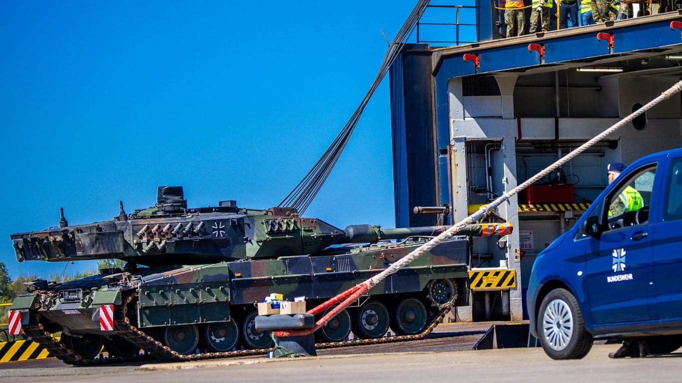 Ein Leopard-2-Kampfpanzer A7V wird bei einer Übung im Seehafen auf ein Fährschiff verladen´: Soldaten üben