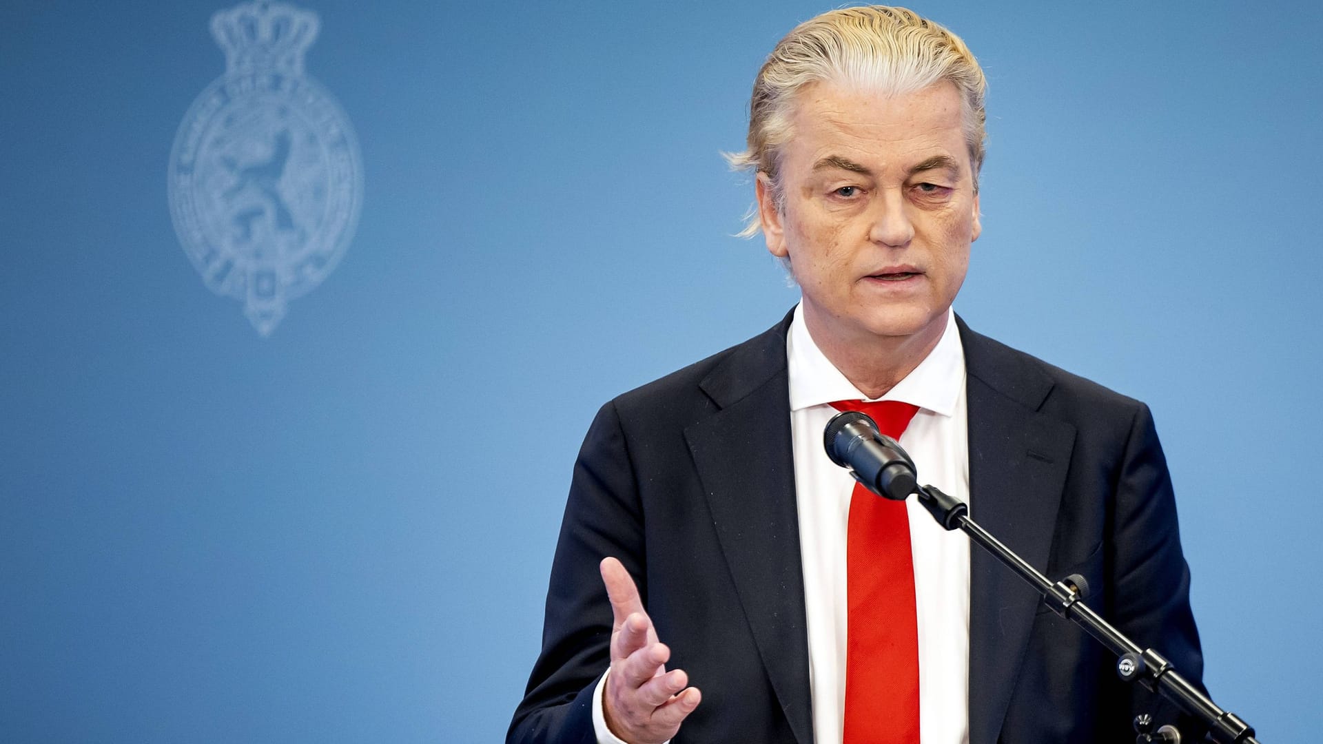 Geert Wilders während einer Pressekonferenz (Archivbild): Die Pläne der neuen Regierung könnten zu einer Zunahme der Asylanträge in Deutschland führen.