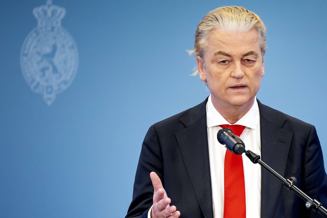 Geert Wilders während einer Pressekonferenz (Archivbild): Die Pläne der neuen Regierung könnten zu einer Zunahme der Asylanträge in Deutschland führen.