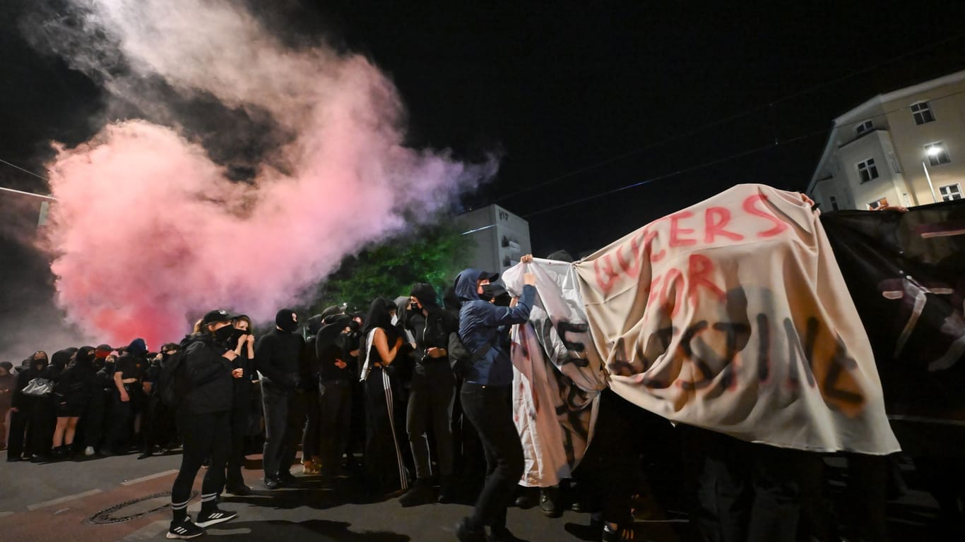 Ein Rauchtopf brennt während der Frauen-Demonstration "Take back the night": Die Veranstaltung wurde frühzeitig beendet.