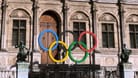 Die Olympischen Ringe als Symbol der Sommerspiele vor dem Rathaus in Paris.