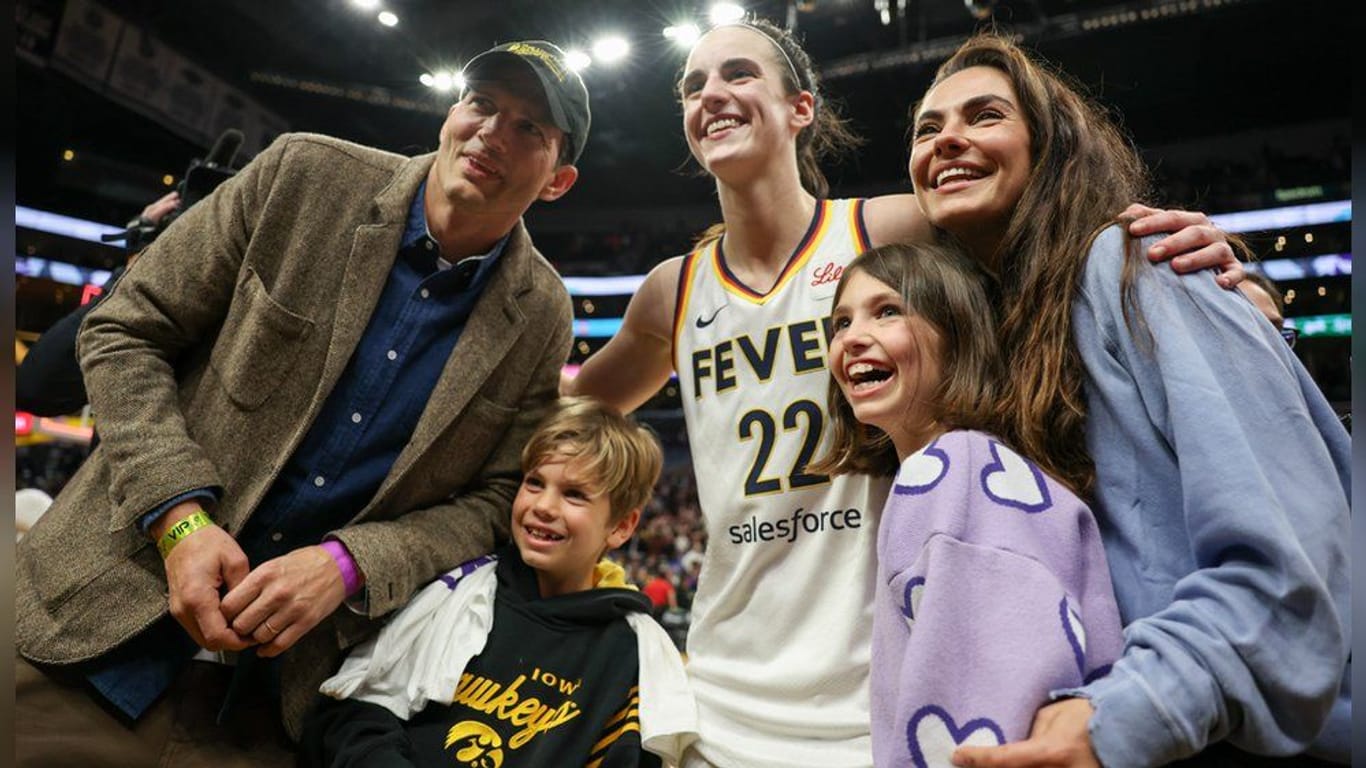 Ashton Kutcher (l.) und Mila Kunis (r.) treffen mit ihren Kindern Dimitri und Wyatt die US-Basketballspielerin Caitlin Clark.