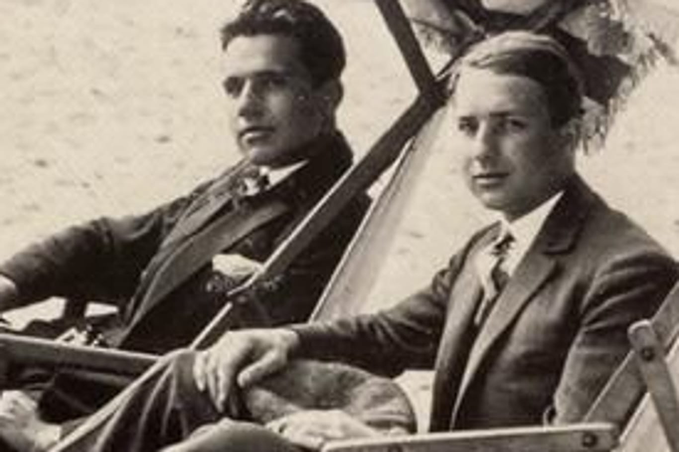 Die Sass-Brüder bei einem Helgolandurlaub: Schon vor ihrem großen Coup 1929 müssen verschiedene kleinere Einbrüche erfolgreich gewesen sein, darauf deutete ihr Lebensstil hin.