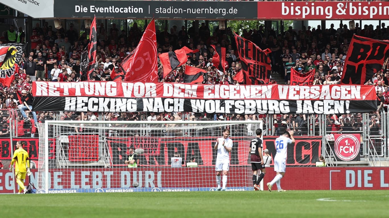 "Hecking nach Wolfsburg jagen": Fans äußerten zuletzt harsche Kritik an Dieter Hecking.