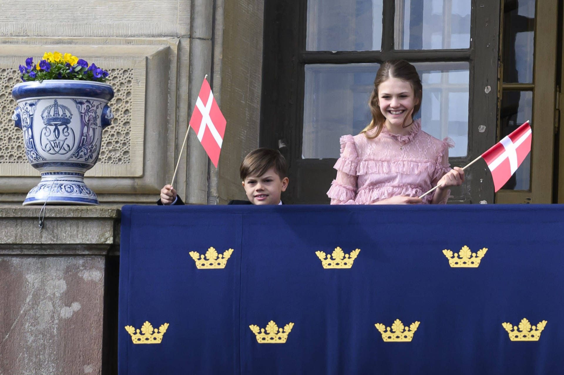 Prinzessin Estelle and Prinz Oscar freuen sich über den Besuch der dänischen Royals.