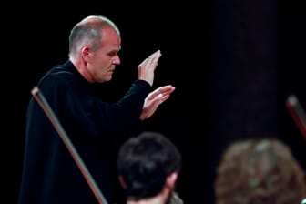 François-Xavier Roth bei einem Auftritt mit dem Kölner Gürzenich-Orchester (Archivfoto): In einem Bericht hat er sich für die Nachrichten entschuldigt.