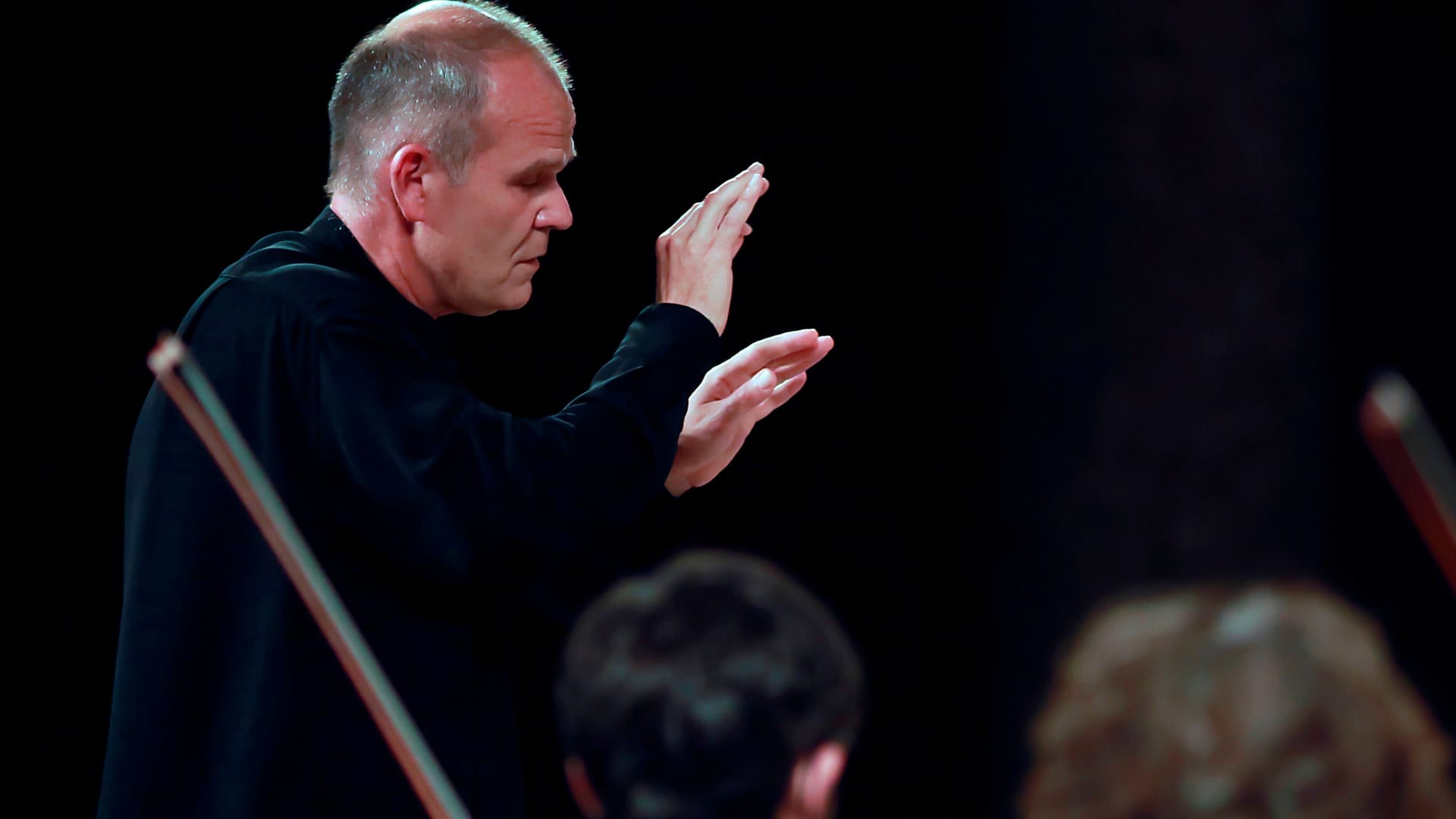 François-Xavier Roth bei einem Auftritt mit dem Kölner Gürzenich-Orchester (Archivfoto): In einem Bericht hat er sich für die Nachrichten entschuldigt.