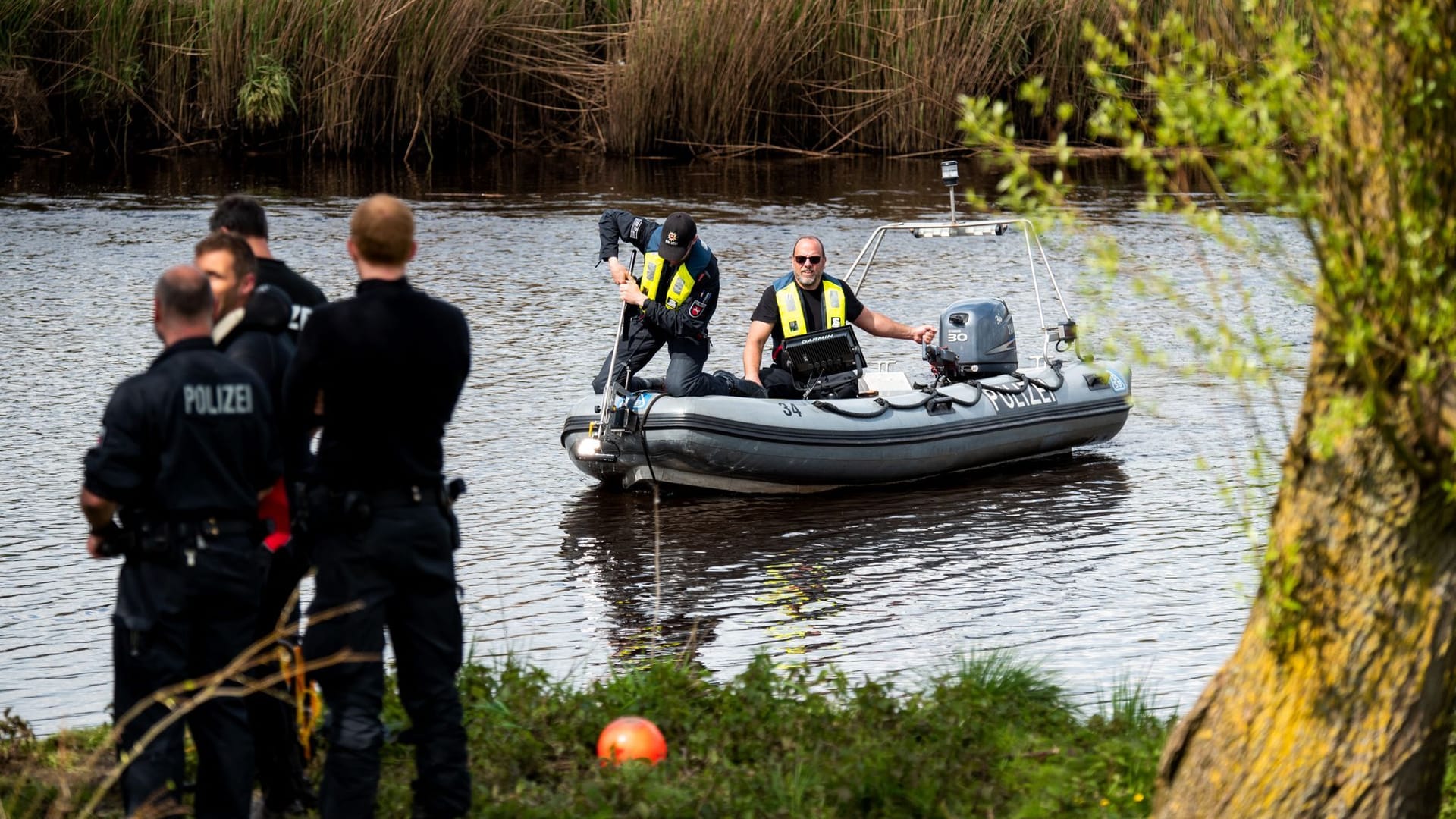 Kranenburg: Ein Sonarboot der Polizei fährt während der Suche nach Arian auf der Oste.