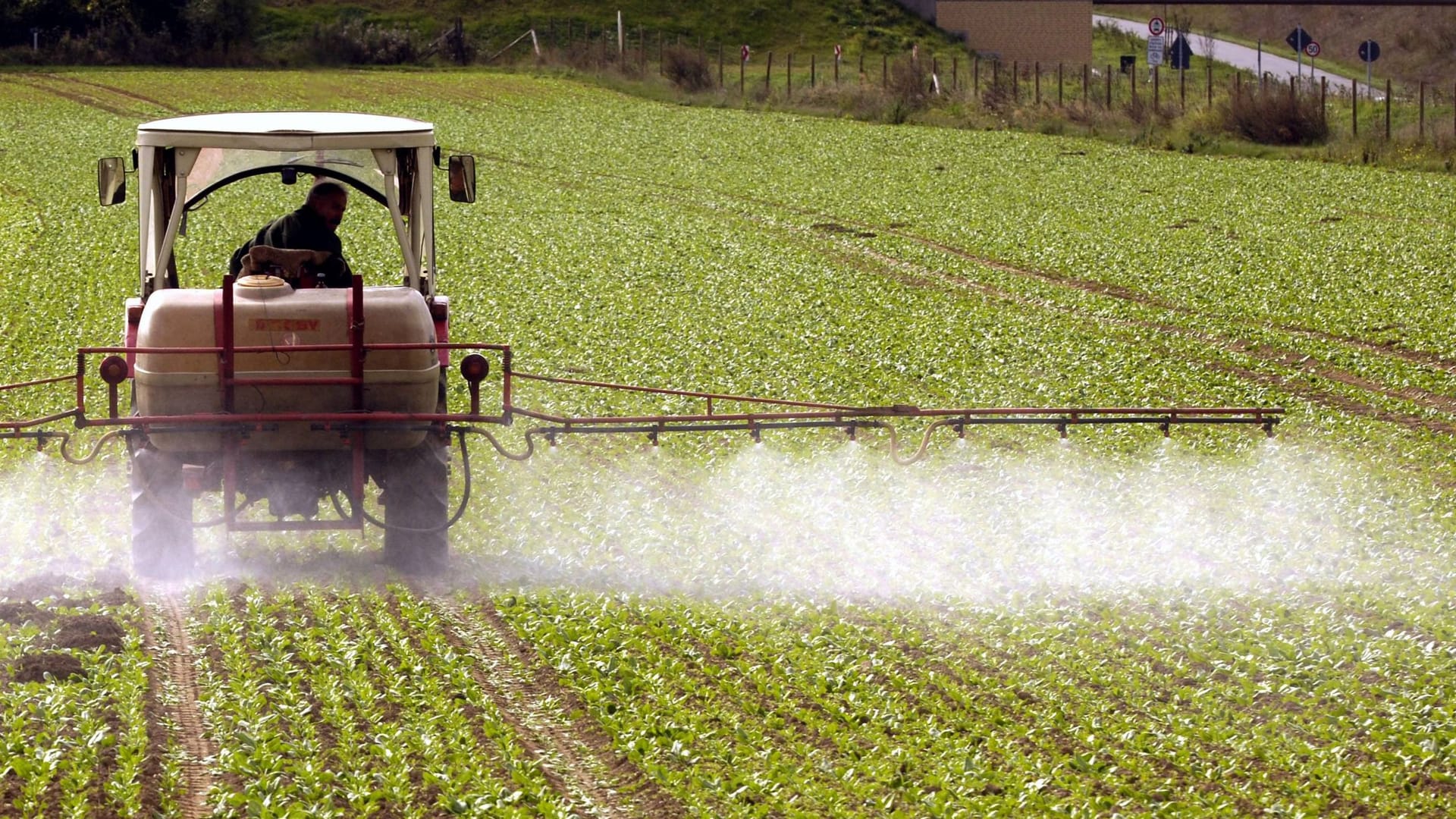 Landwirt beim Spritzen seines Feldes.