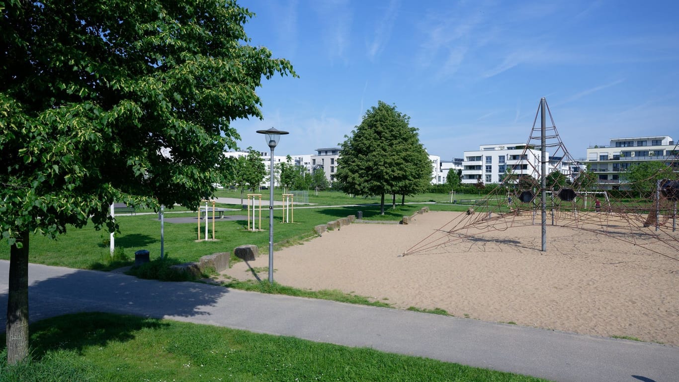 Spielplatz am Bürgerpark in Kalk: Hier verschwand am Freitagabend eine Dreijährige.