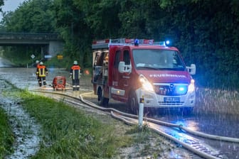 Schwere Unwetter sind am Abend und in der Nacht über Bayern gezogen: In München musste die Feuerwehr unter anderem die überschwemmte Senke einer Straße abpumpen (Symbolbild).