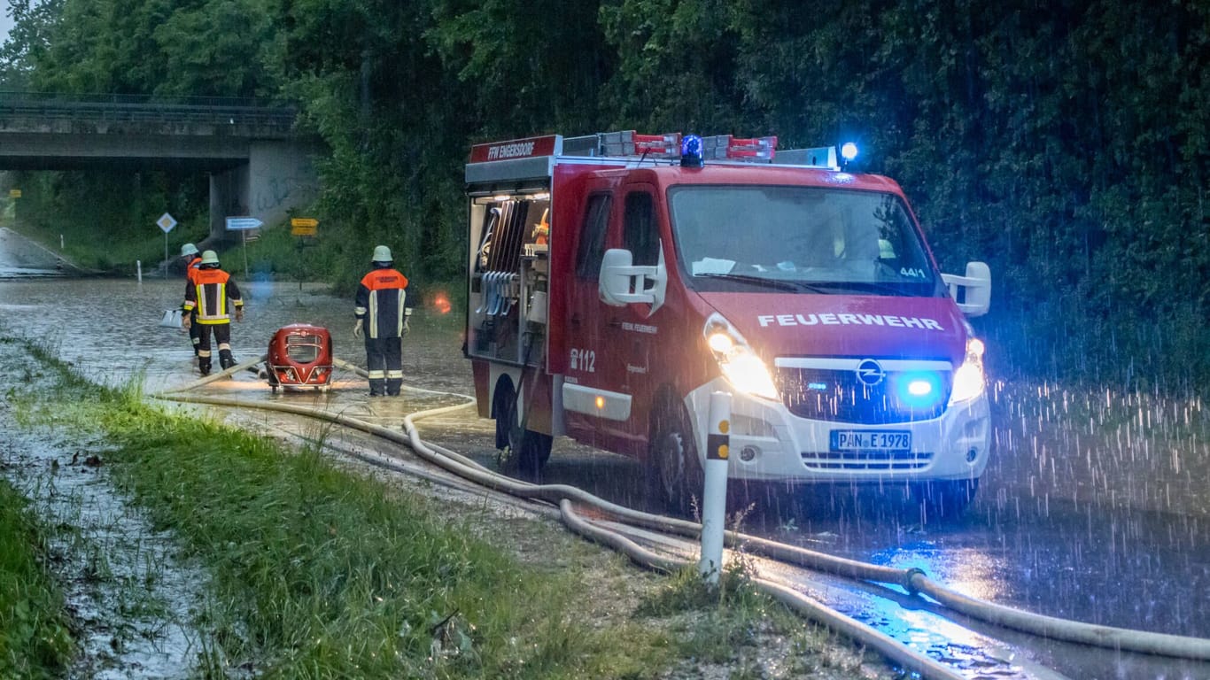 Schwere Unwetter sind am Abend und in der Nacht über Bayern gezogen: In München musste die Feuerwehr unter anderem die überschwemmte Senke einer Straße abpumpen (Symbolbild).