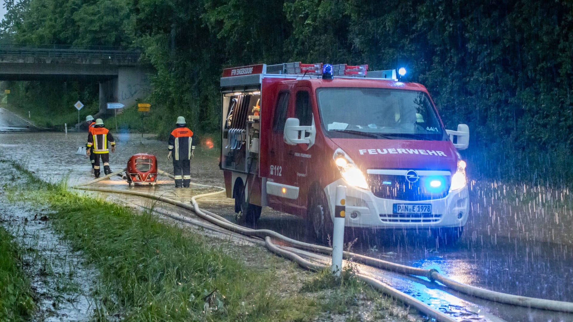 Schwere Unwetter sind am Abend und in der Nacht über Bayern gezogen: In München musste die Feuerwehr unter anderem die überschwemmte Senke einer Straße abpumpen (Symbolbild).