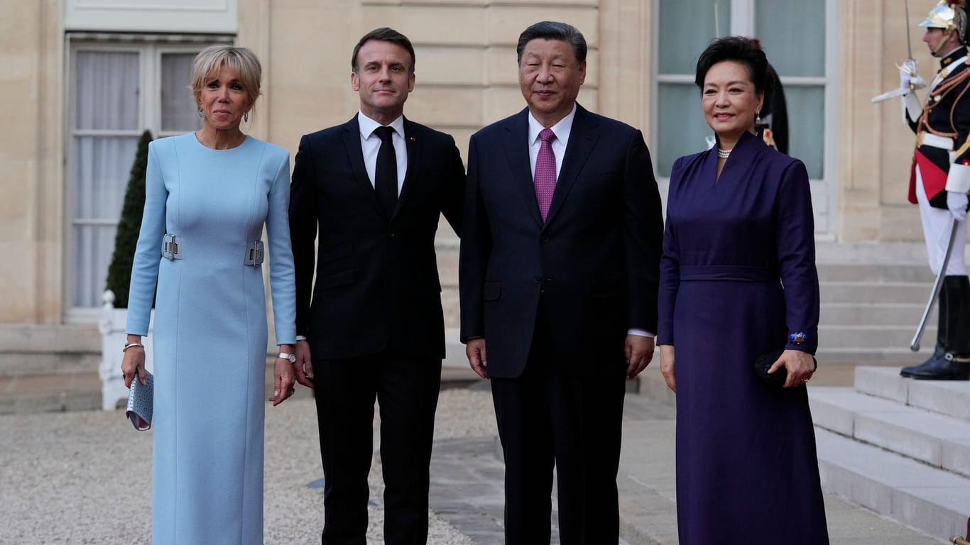 Empfang zum Staatsdinner: Emmanuel und Brigitte Macron begrüßen Xi Jinping und seine Frau Peng Liyuan in Paris.
