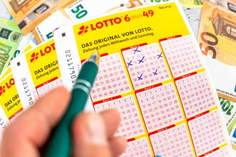 Person füllt einen Lottoschein aus (Symbolfoto): Die Chancen auf einen Hauptgewinn sind äußert gering.