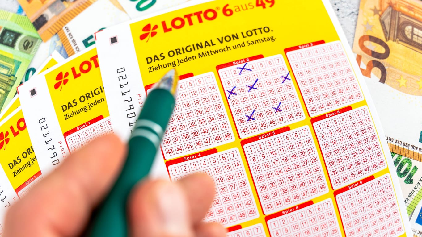 Person füllt einen Lottoschein aus (Symbolfoto): Die Chancen auf einen Hauptgewinn sind äußert gering.