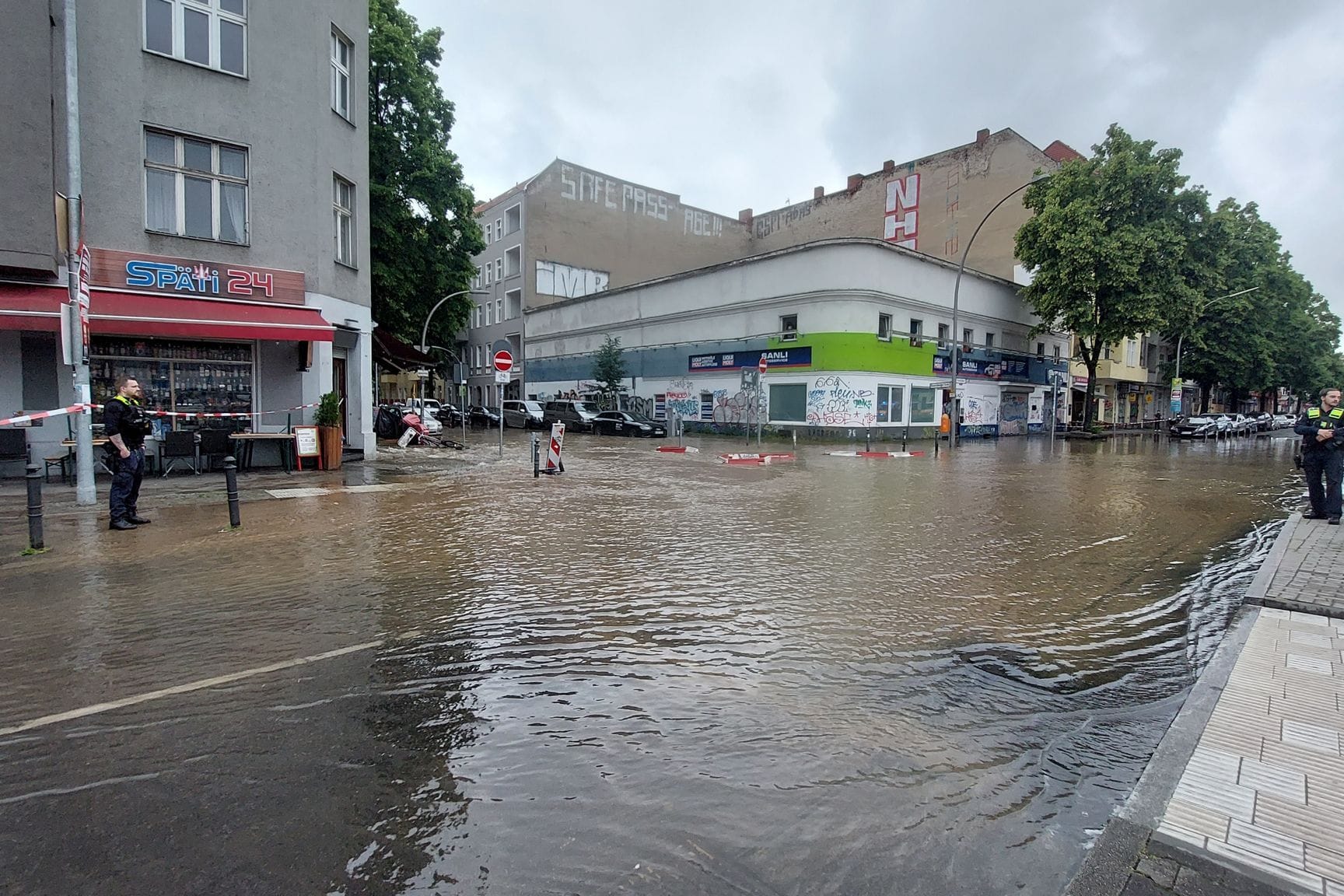 Wasserrohrbruch auf der Berliner Sonnenallee