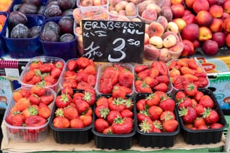 Verkauf von Erdbeeren an einem Stand (Symbolbild): An der Metzer Straße ist erstmal Schluss damit.