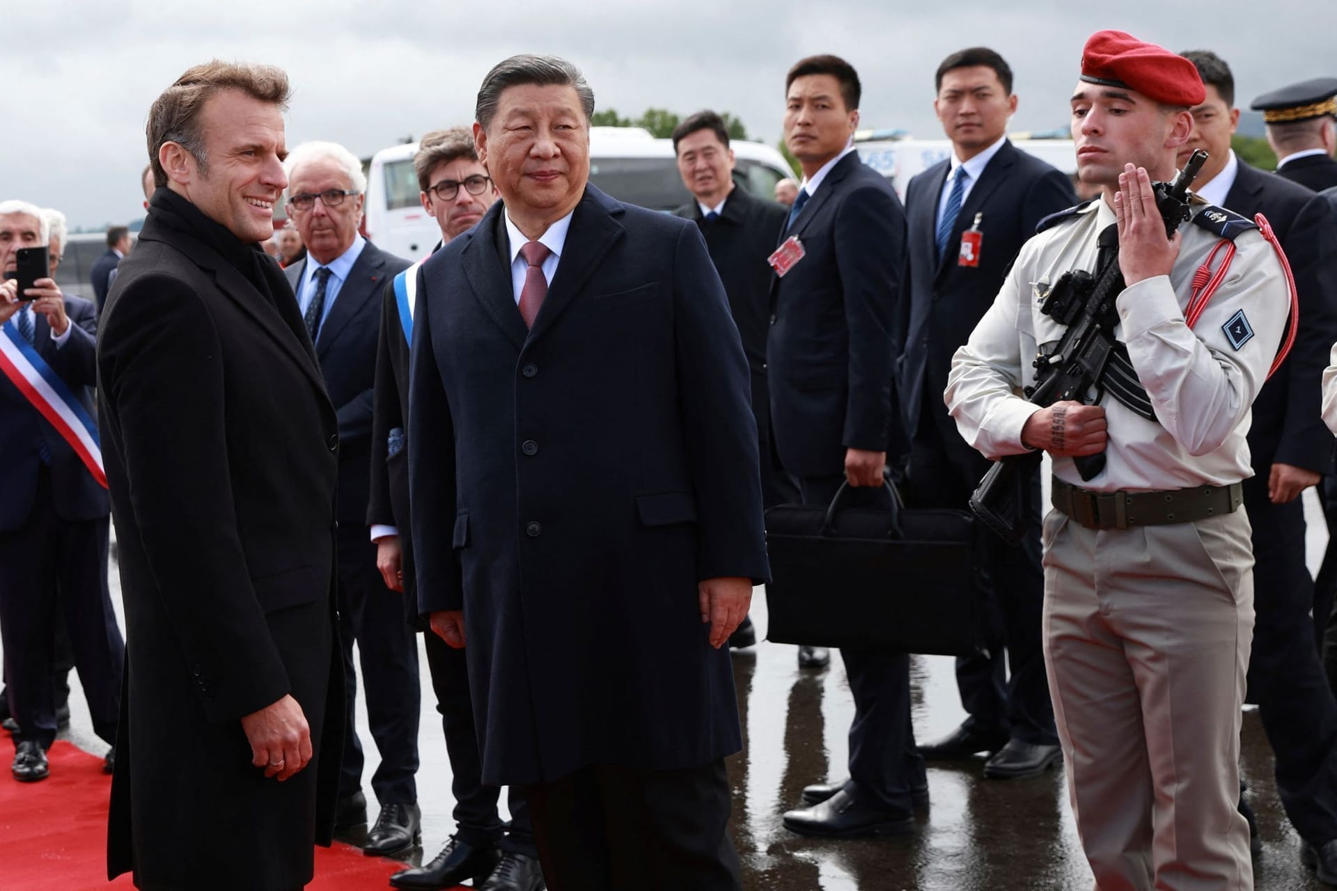 Mit Frankreichs Präsident Macron (l.) besprach Xi die Chefsachen.