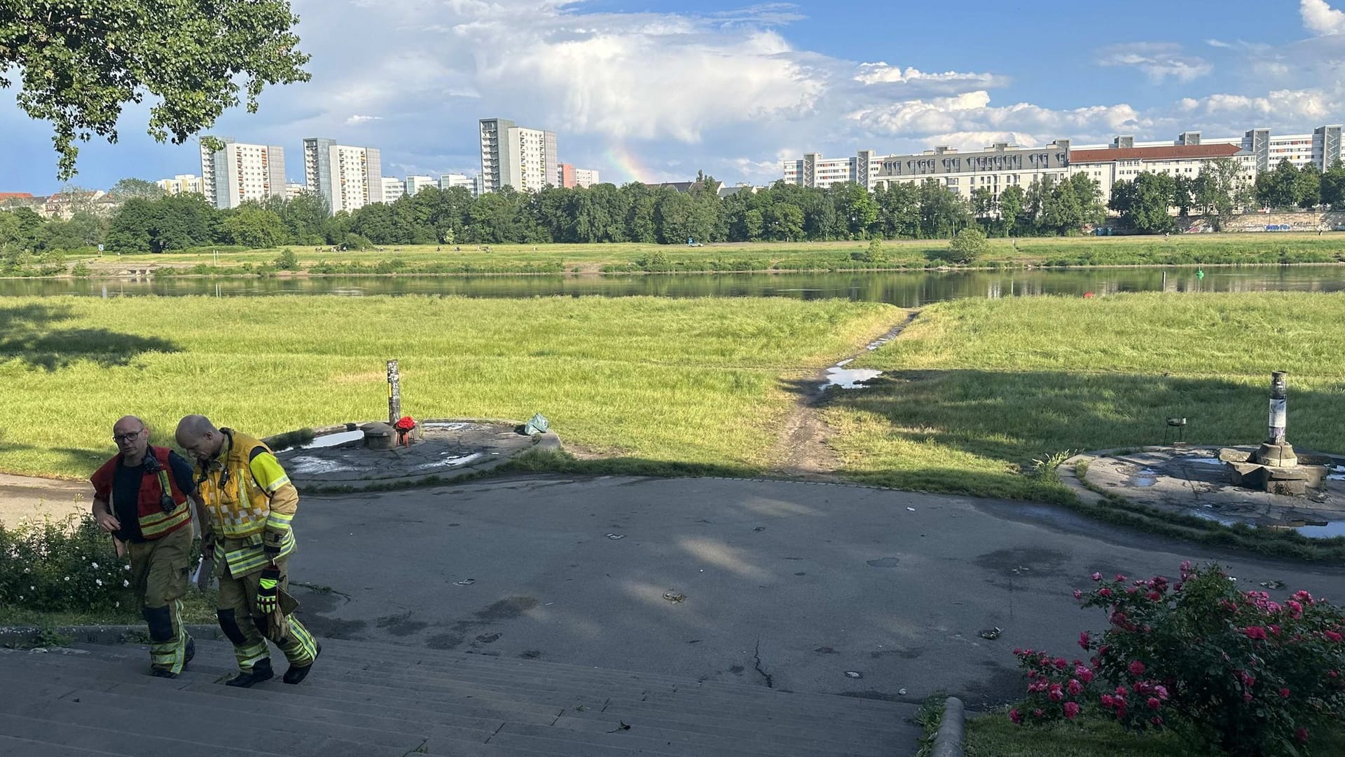 Blick auf das Elbufer: Der Blitz schlug bei den Elbwiesen im Bereich Rosengarten ein.