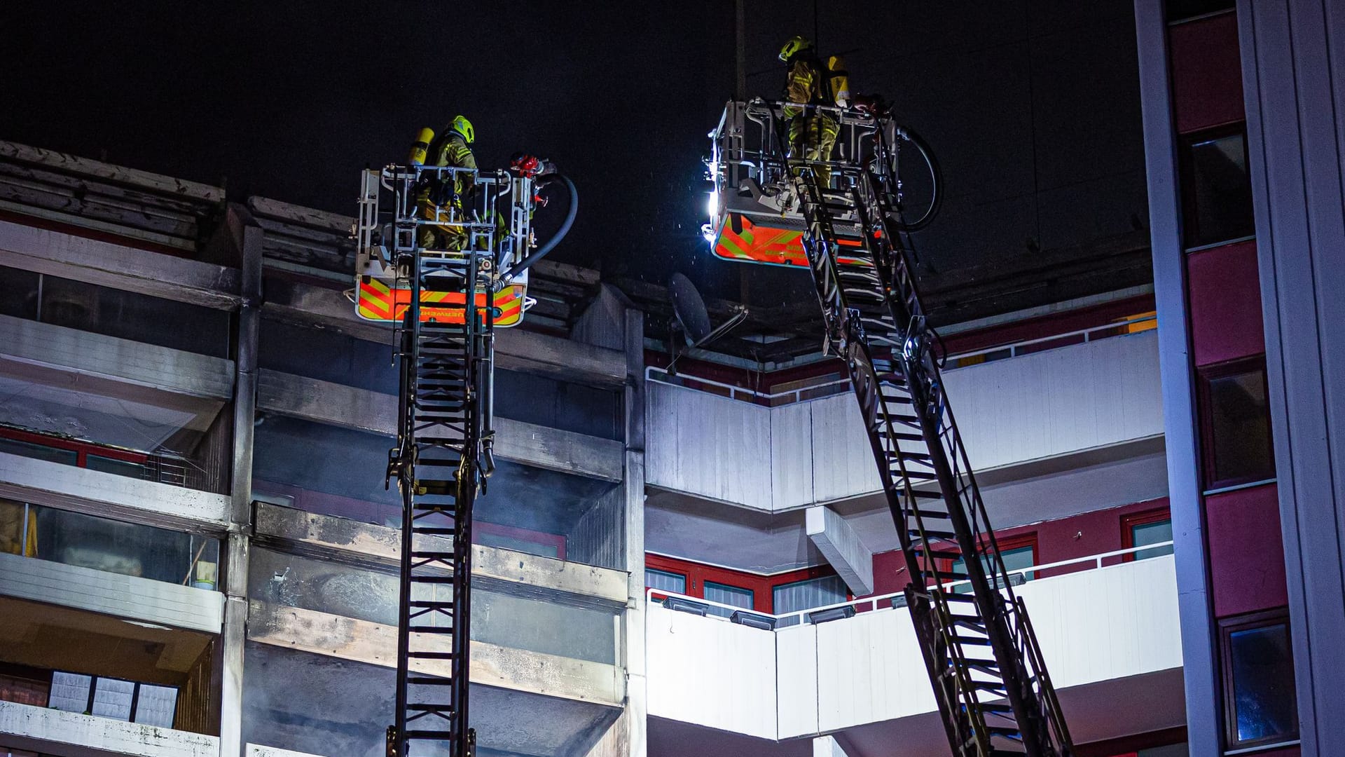 24.05.2024, Niedersachsen, Hannover: Zwei Drehleitern der Feuerwehr stehen vor dem Ihme-Zentrum, in dem es zu einem Brand in einer Wohnung gekommen war. Die Feuerwehr sei mit einem größeren Aufgebot an der Brandstelle im Stadtbezirk Linden, teilte die Feuerwehr mit. Ein Mensch sei gerettet worden.