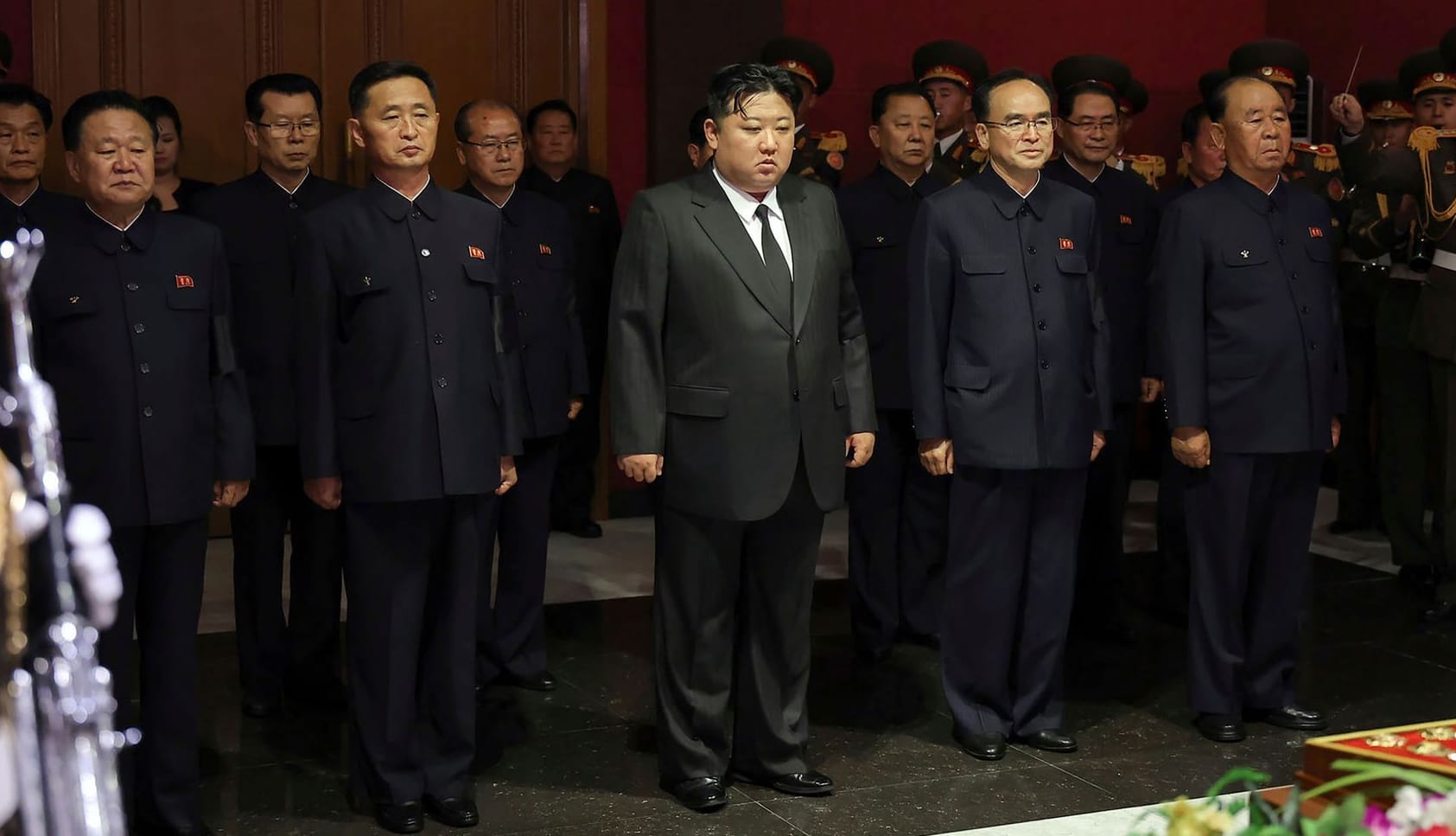 Kim Jong Un (vorne, Mitte) trauert zusammen mit hochrangigen Beamten um Kim Ki Nam.