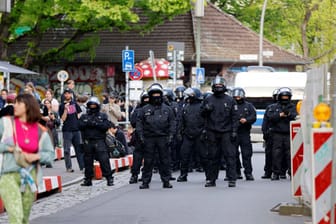 Polizei bei der "Revolutionären 1. Mai-Demo" (Archivbild): Die Polizei ist mit 5.600 Kräften in Berlin im Einsatz.