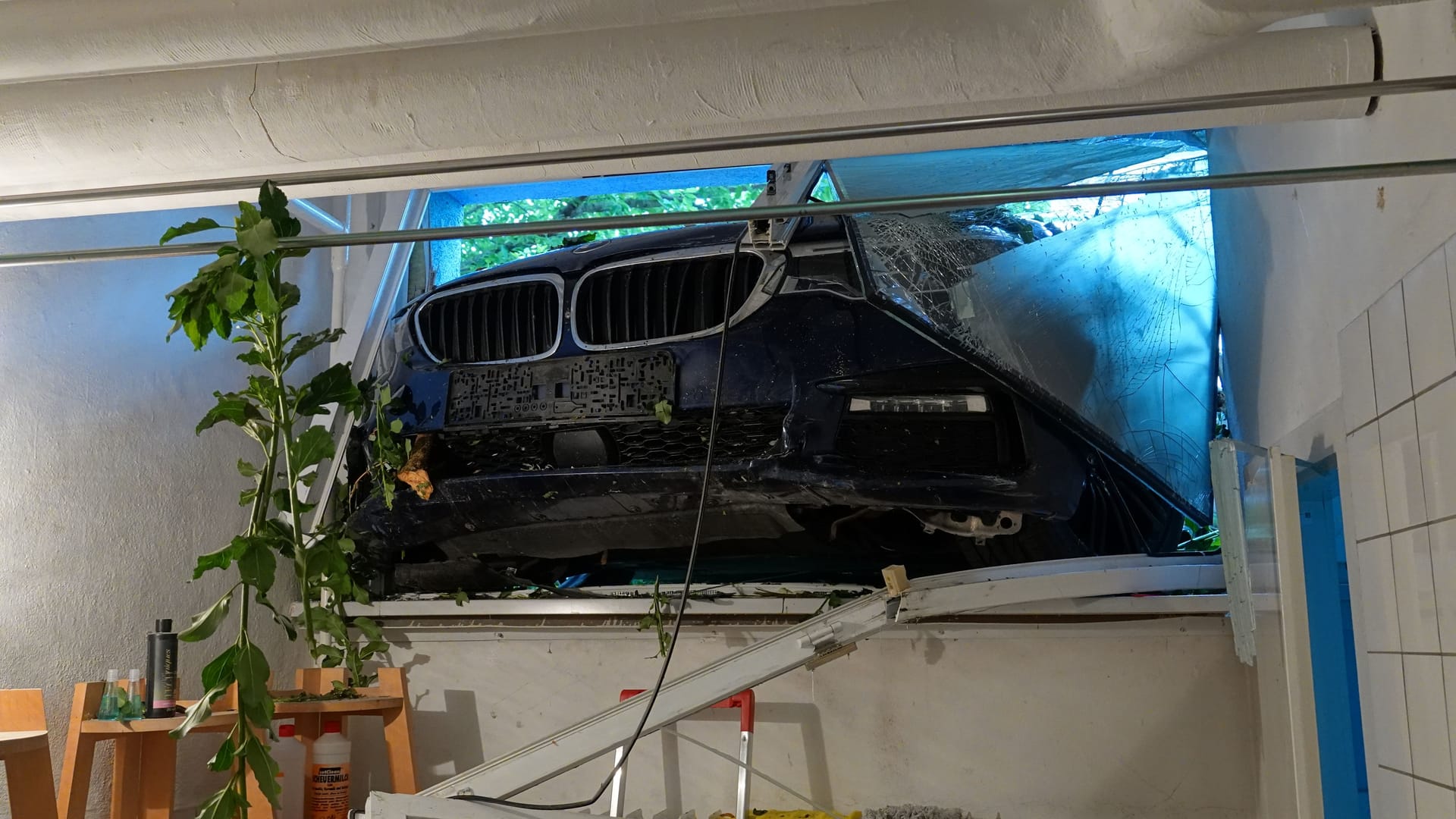 Das Auto kam von der Straße ab und krachte ins Fenster des Sanitätsraums: Während des Unfalls waren weder Schüler noch Lehrkräfte im Raum. Das Auto kam von der Straße ab und krachte ins Fenster des Sanitätsraums: Während des Unfalls waren weder Schüler noch Lehrkräfte im Raum.