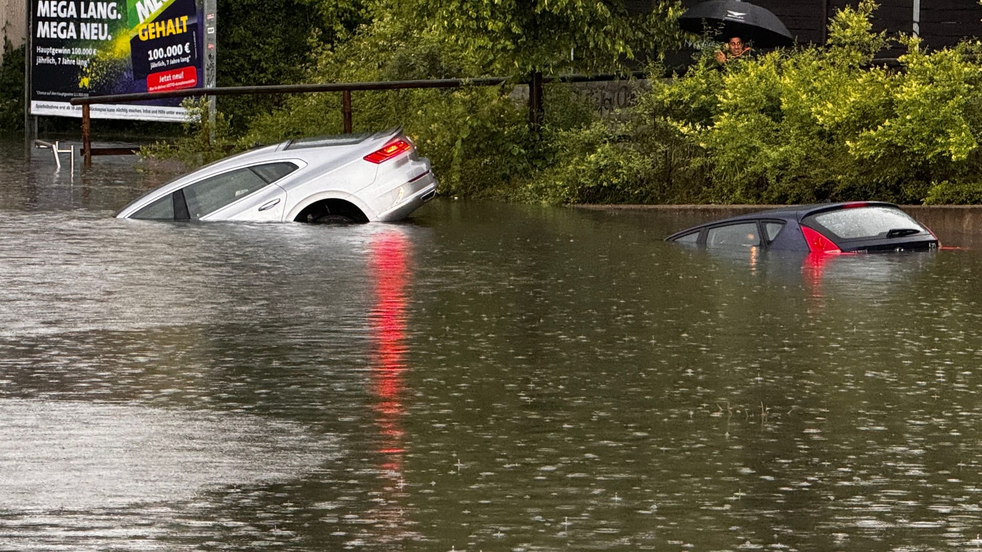 Wassermassen an der äußeren Bayreuther Straße in Nürnberg: Alle Personen konnten sich aus ihren Autos retten.