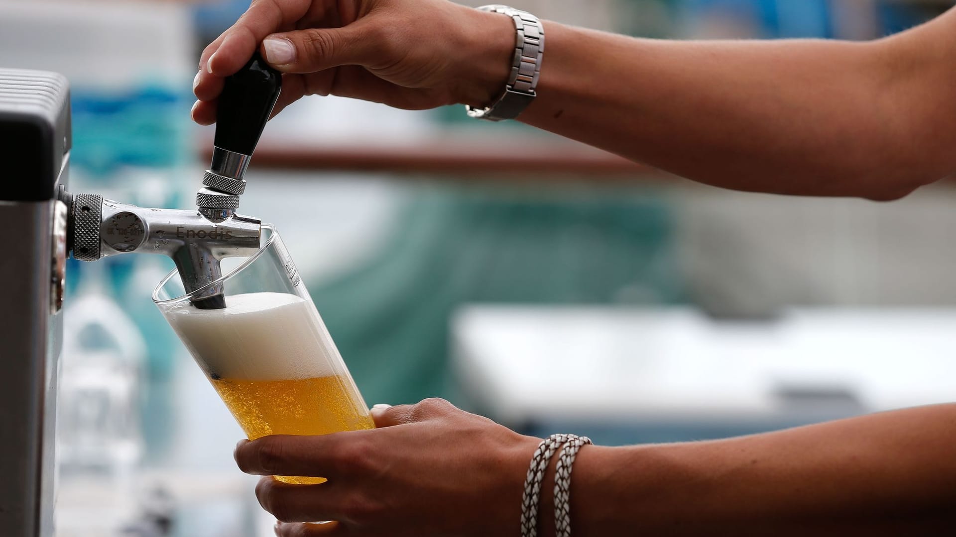 Eine Frau zapft ein Bier Eine Frau zapft ein Bier