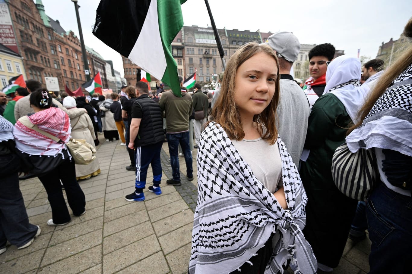 Greta Thunberg hüllt sich auf der "Stop Israel"-Demonstration in ein Palästinenser-Tuch ein.