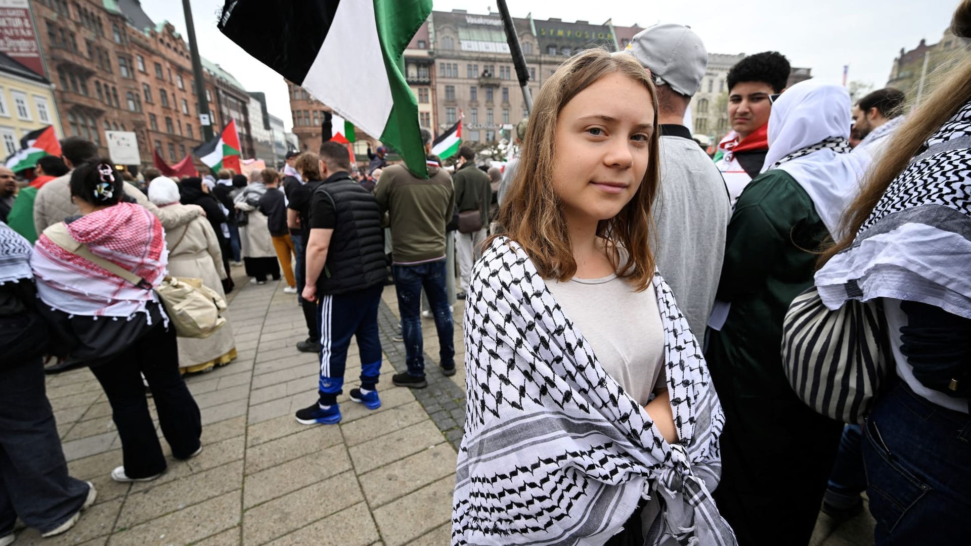 Greta Thunberg hüllt sich auf der "Stop Israel"-Demonstration in ein Palästinenser-Tuch ein.