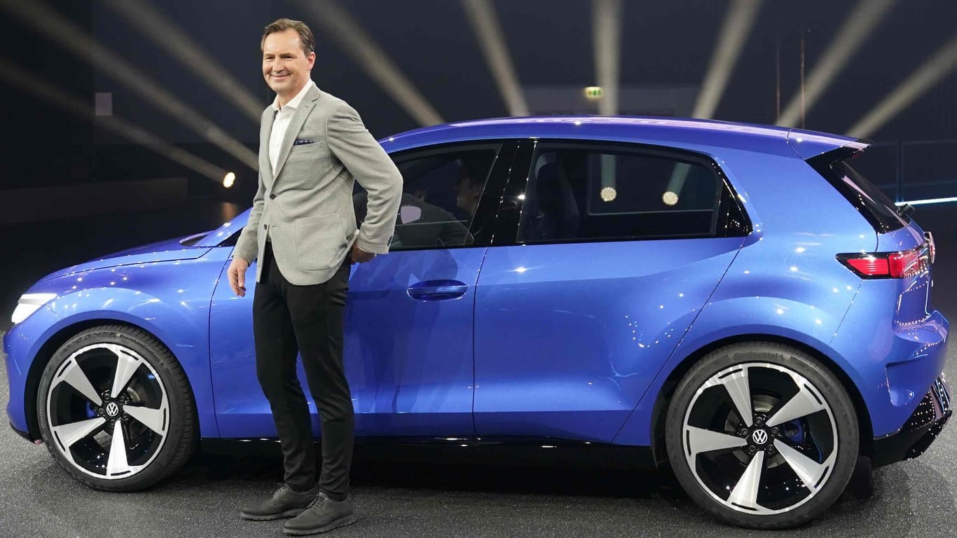 Thomas Schäfer: Der Vorstandsvorsitzende der Marke Volkswagen Pkw vor dem Elektro-Kleinwagen-Studie ID.2all.