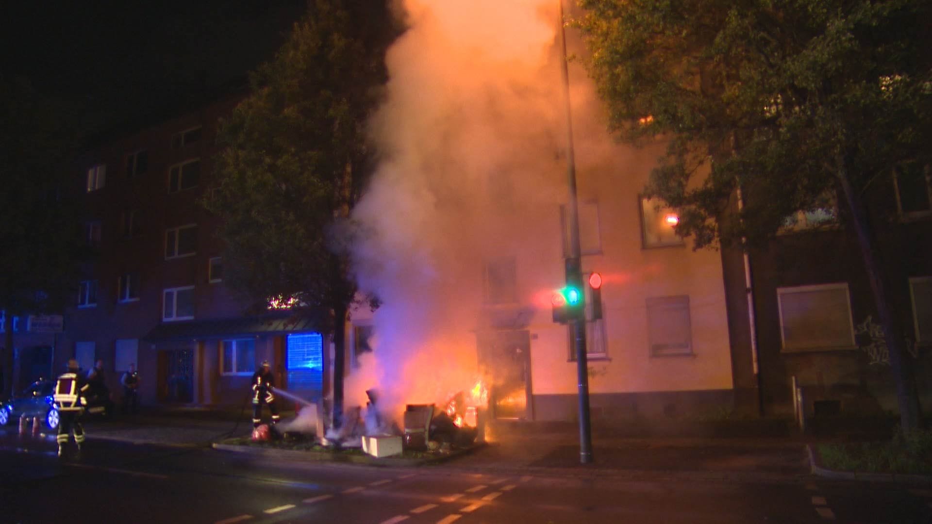 Feuerwehrleute aus umliegenden Stadtteilen rückten an, um die Flammen zu löschen.