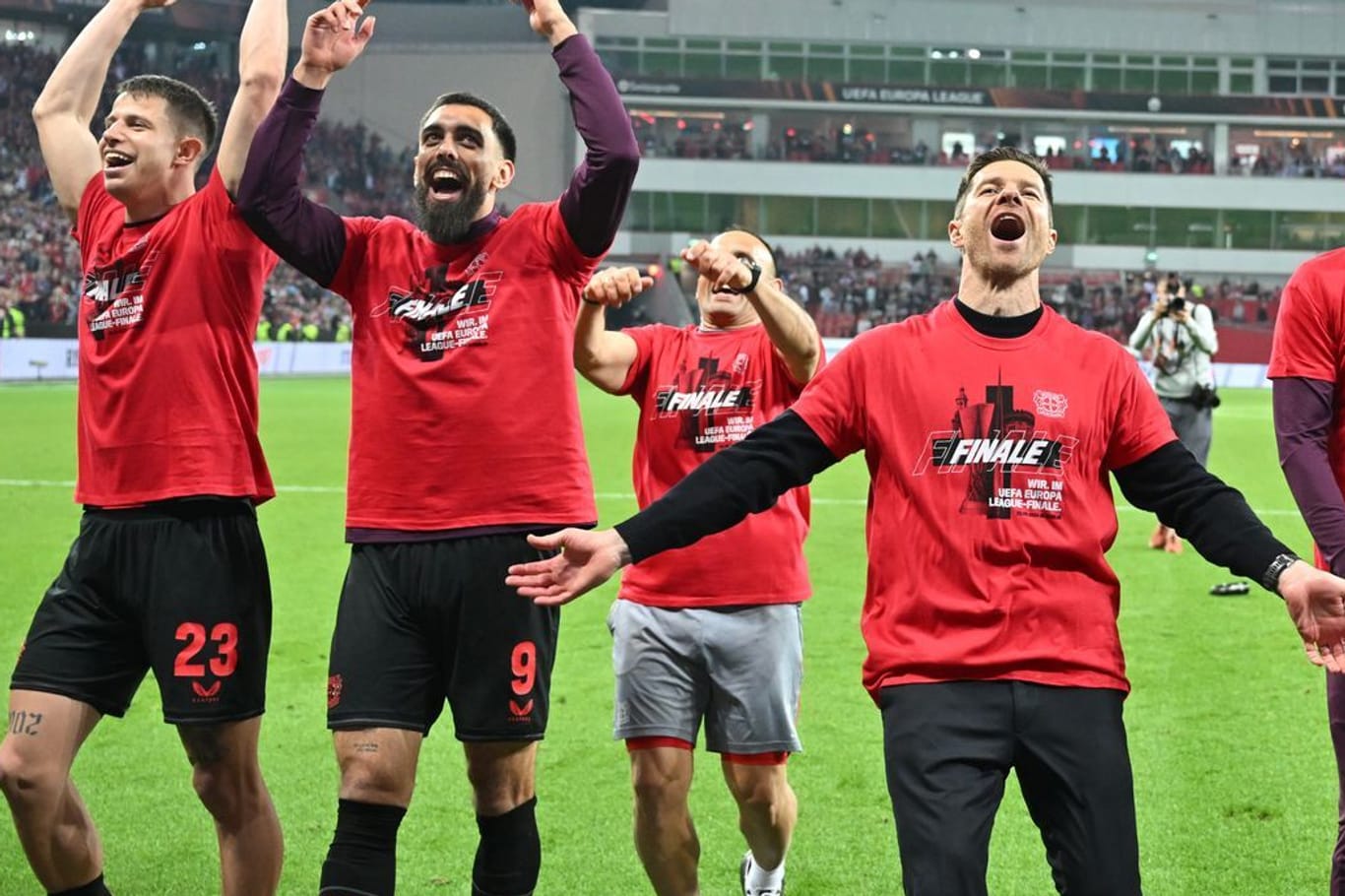 Xabi Alonso jubelt mit seinen Spielern: Leverkusen stellte einen neuen europäischen Rekord auf.