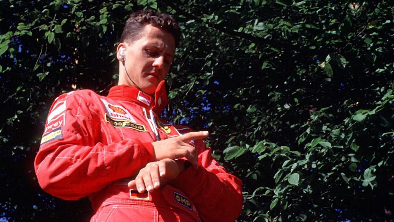 Michael Schumacher blickt 1998 auf die Uhr. Er sammelt teuere und seltene Chronografen.