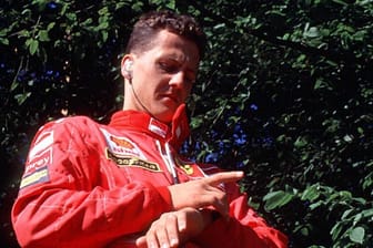 Michael Schumacher blickt 1998 auf die Uhr. Er sammelt teuere und seltene Chronografen.