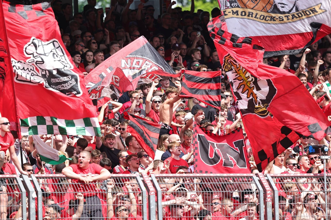 Anhänger in der Nürnberger Nordkurve beim Heimspiel gegen Elversberg: Das neue Trikot der Bayern nahmen die Ultras zum Anlass, für etwas Spott zu sorgen.