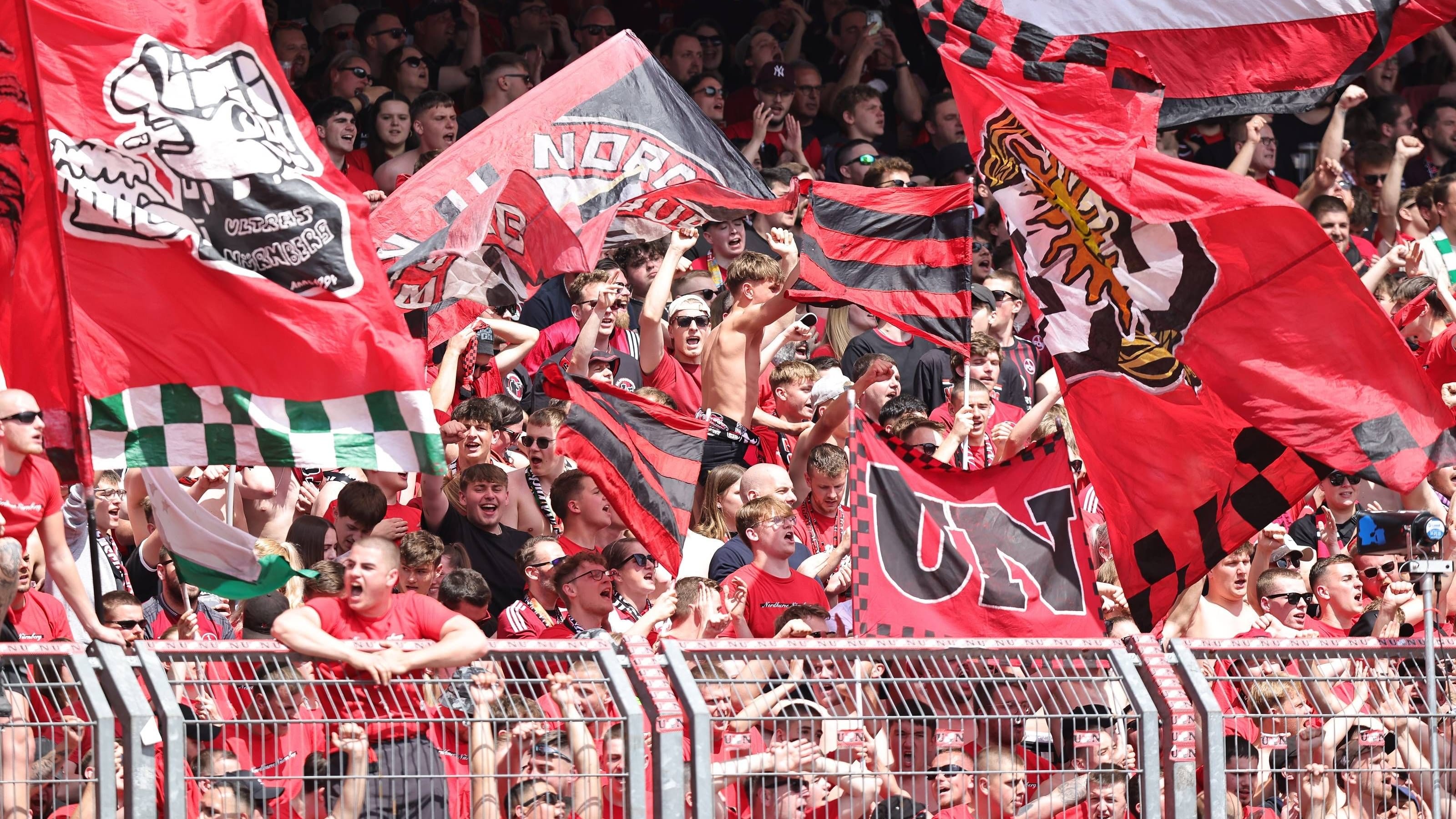 2. Bundesliga: Fans des 1. FC Nürnberg mit Spitze gegen FC Bayern