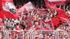 Anhänger in der Nürnberger Nordkurve beim Heimspiel gegen Elversberg: Das neue Trikot der Bayern nahmen die Ultras zum Anlass, für etwas Spott zu sorgen.