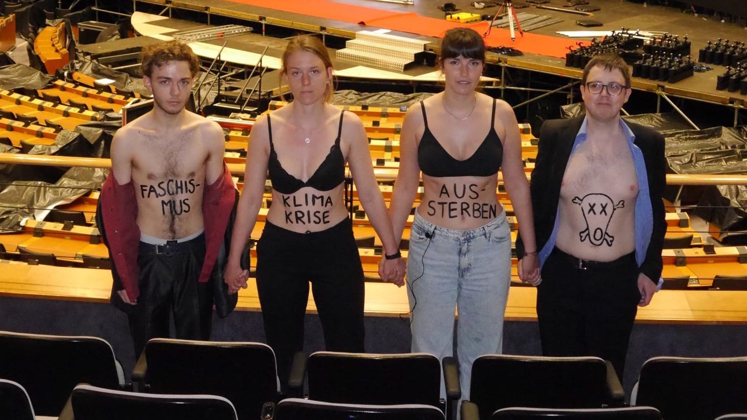 Letzte Generation: Carla Hinrichs protestiert im BH im EU-Parlament